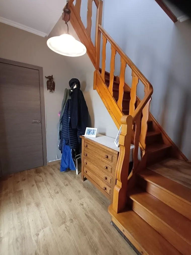 Inkom met houten trap en kapstok