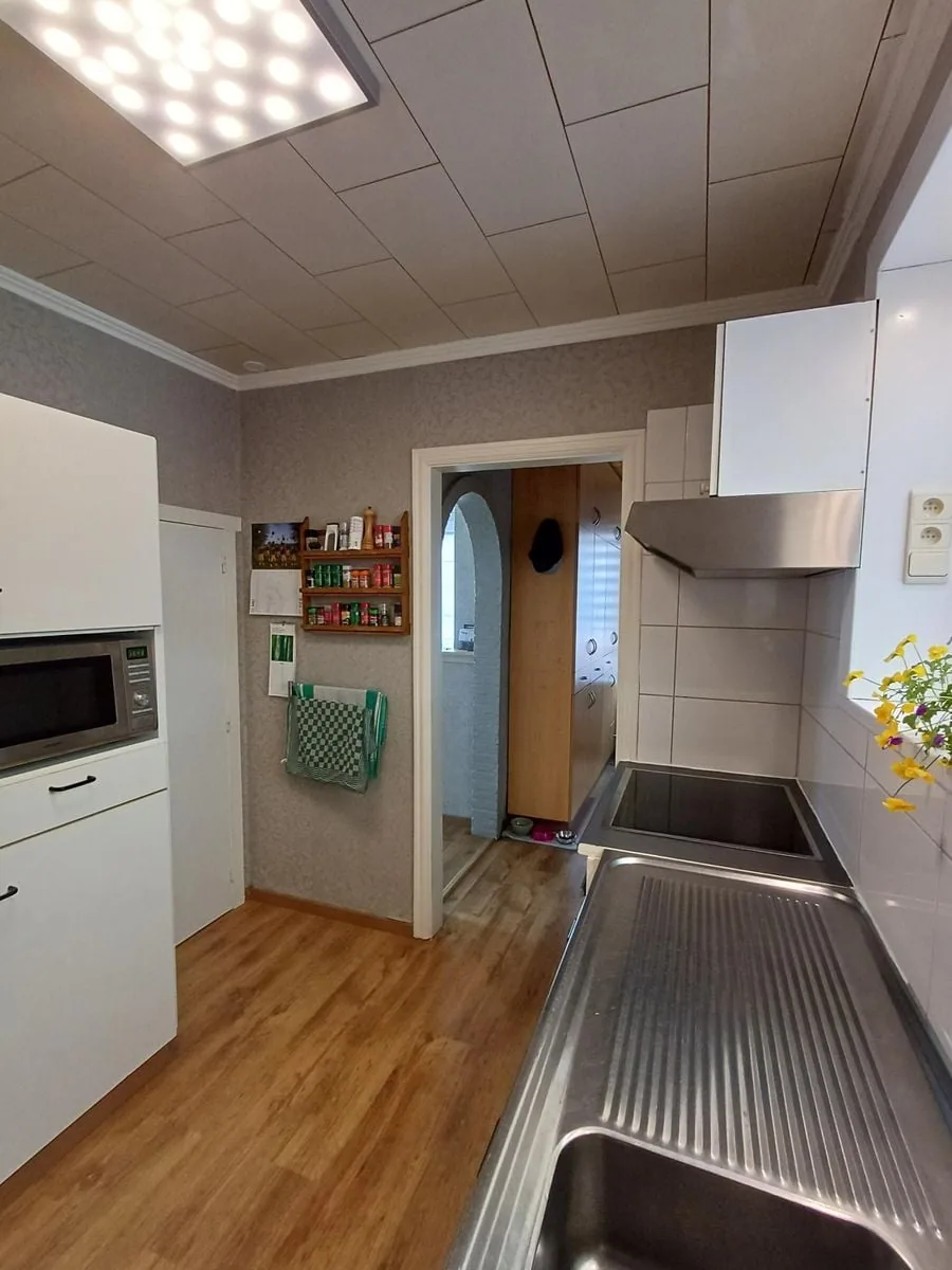 Keuken met spoelbak, kookplaat en kruidenrek