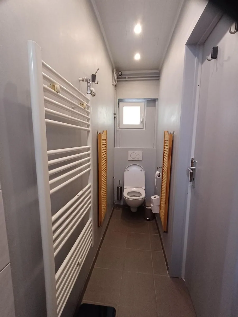 Apart toilet in de gang