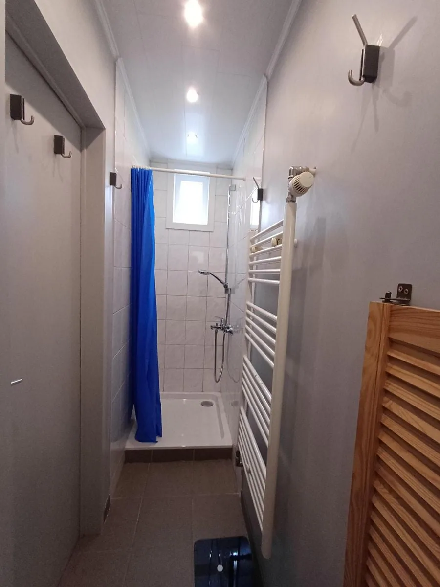 Douchekamer met blauw gordijn
