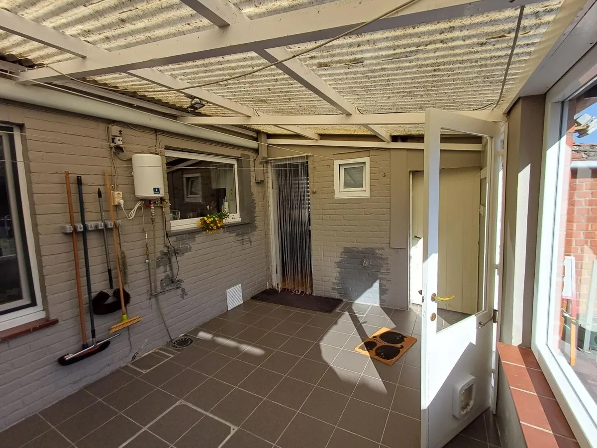 Veranda met tegelvloer en daglicht