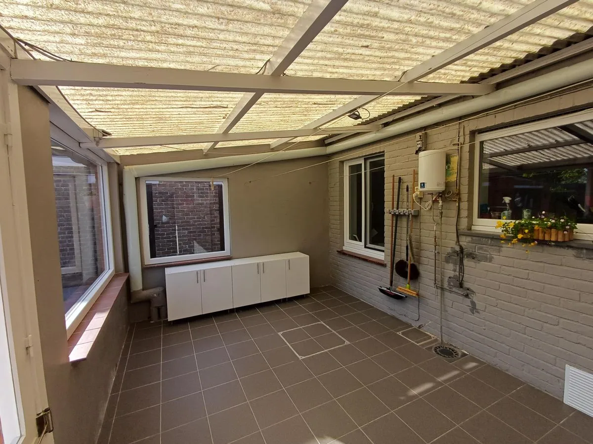 Veranda met tegelvloer en lichtdoorlatend dak