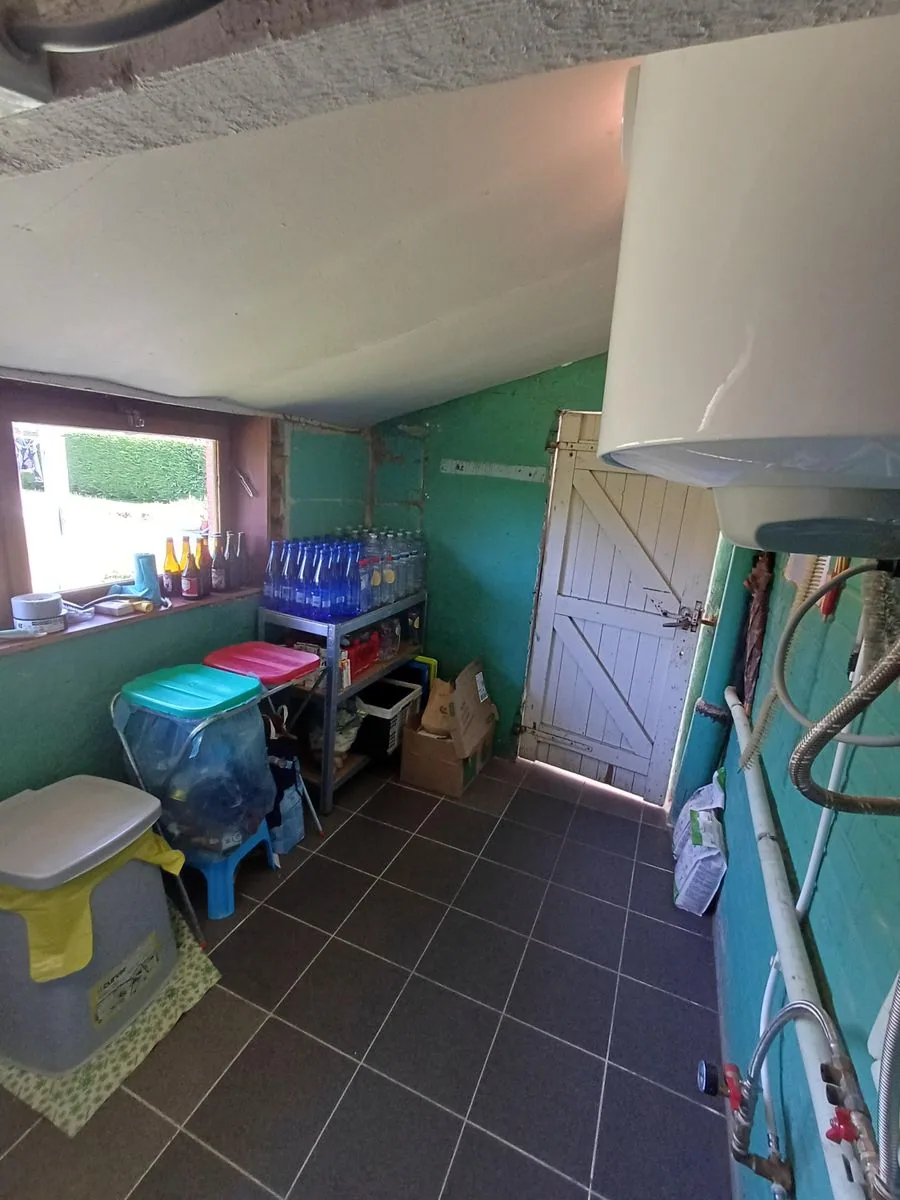 Wasplaats en berging met boiler en opbergruimte