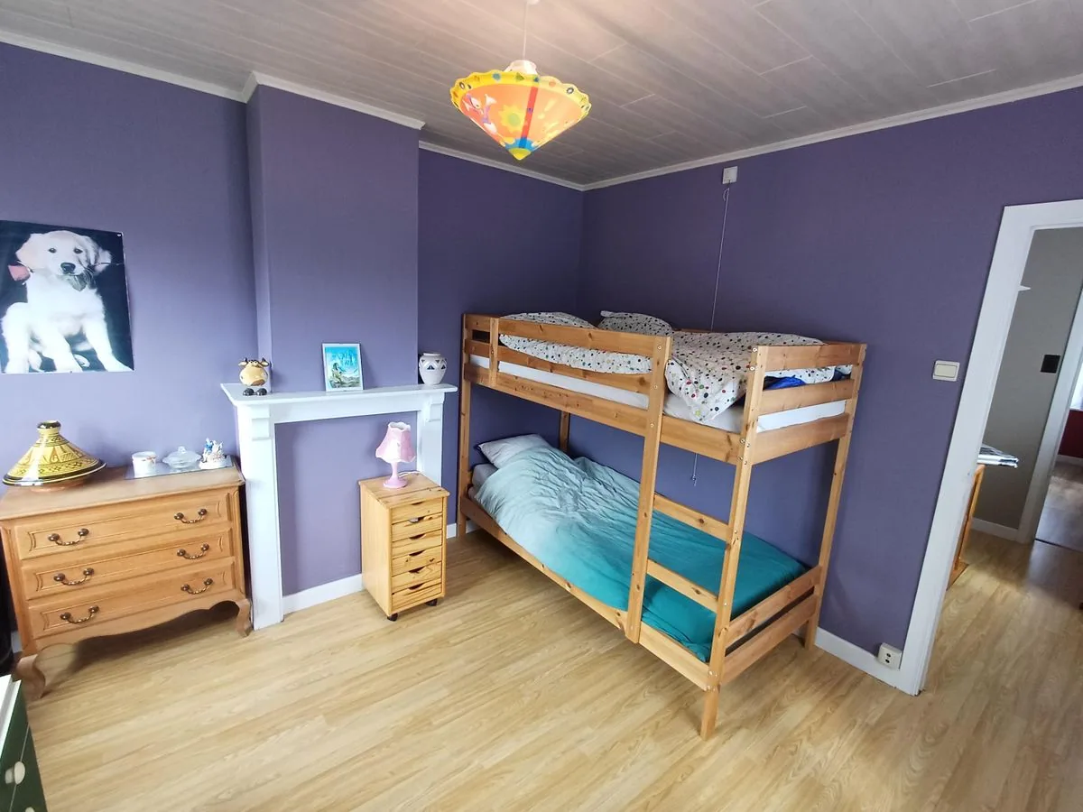 Slaapkamer 2 met houten stapelbed